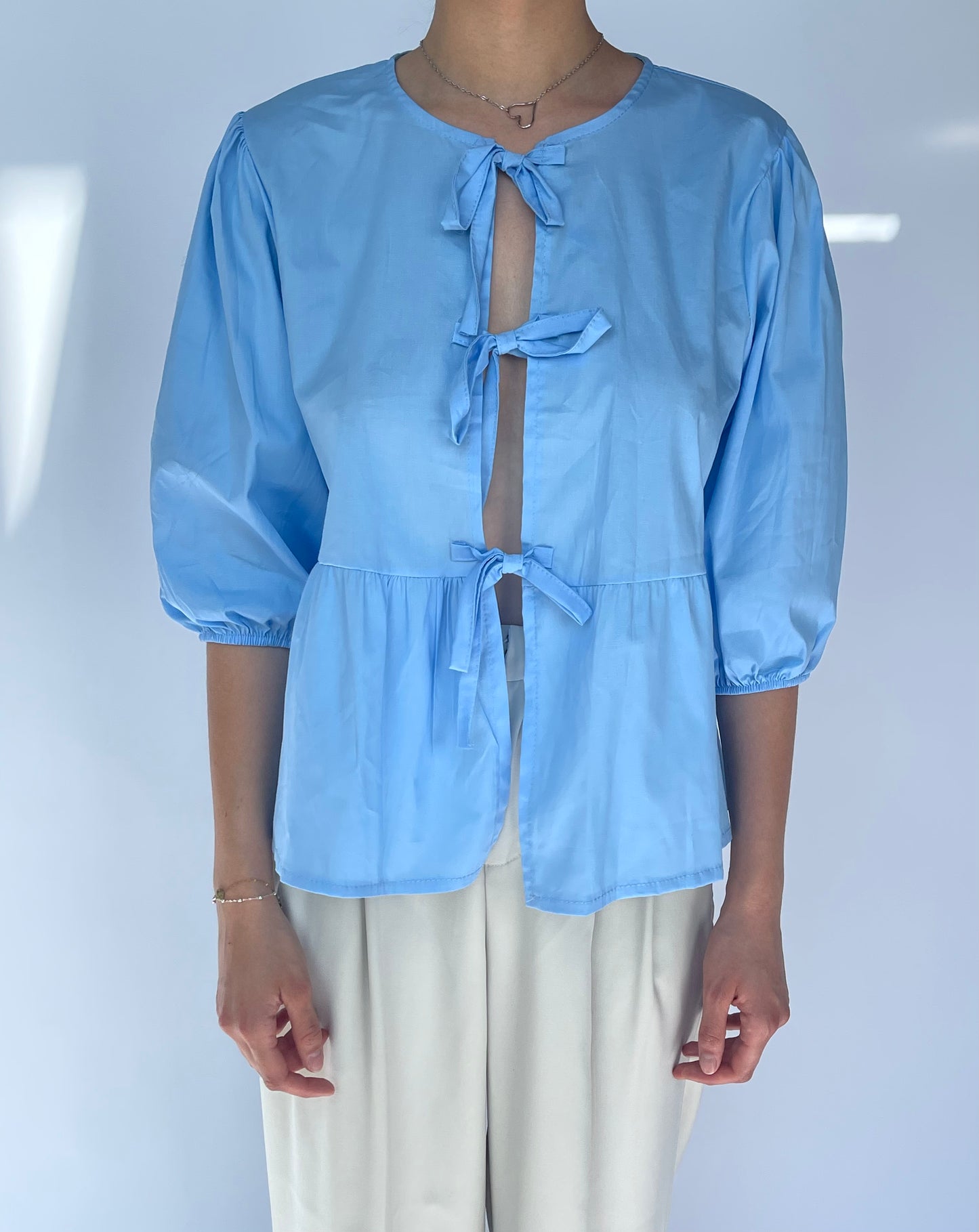 Blouse à noeuds bleue